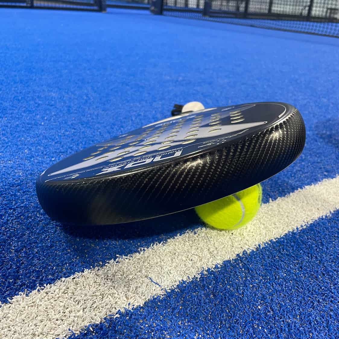 Mattamusta Padelmailan kärkisuoja hiilikuituteippi